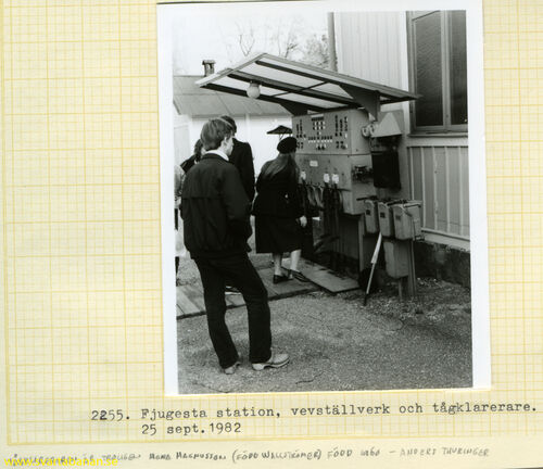 Tågklarerare Magnusson vid ställverket i Fjugesta den 25 september 1982. - klicka för att förstora