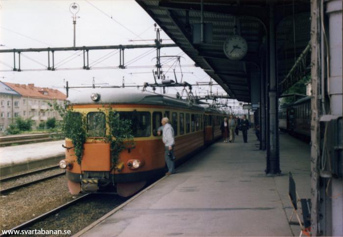 Det sista ordinarie persontåget mot Svartå på Örebro C den 28 juni 1985. - klicka för att stänga rutan