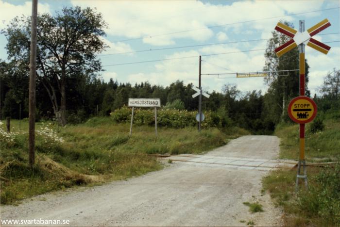 Namnskylten vid Hemsjöstrand den 22 juli 1985. - klicka för att stänga rutan