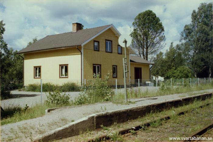 Plattformen och stationshuset i Gropen den 22 juli 1985. - klicka för att stänga rutan