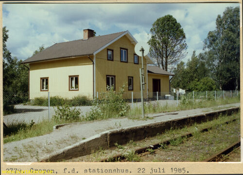 Plattformen och stationshuset i Gropen den 22 juli 1985. - klicka för att förstora