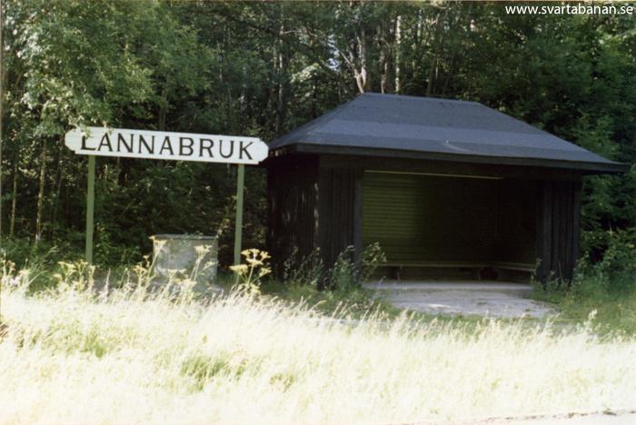 Namnskylten och hållplatskuren i Lannabruk den 22 juli 1985. - klicka för att stänga rutan