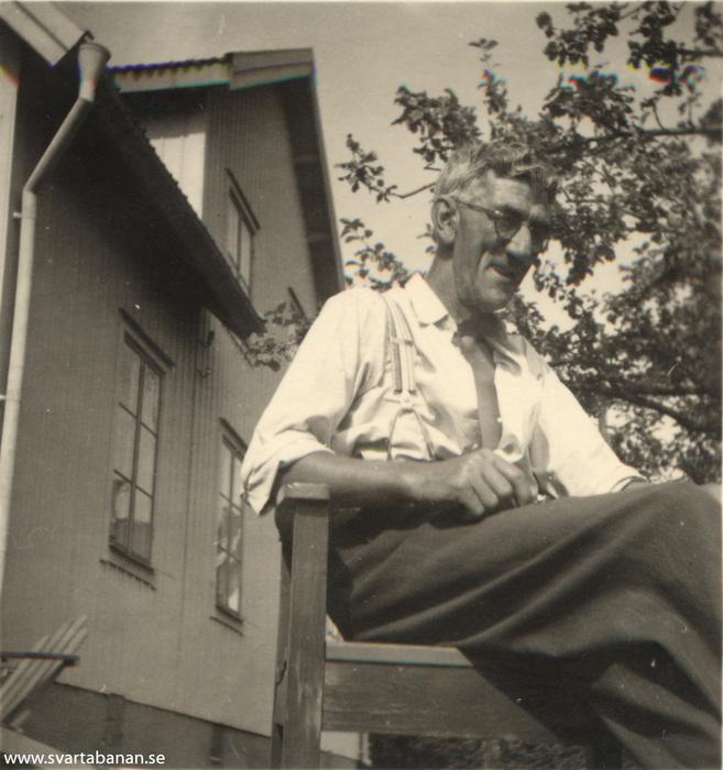 Banvakt Bertil Andersson i trädgården bakom järnvägens bostadshus i Mullhyttemo. - klicka för att stänga rutan