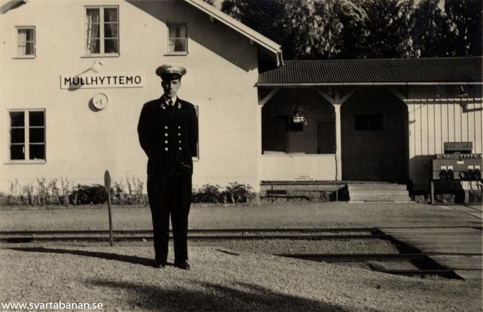Stationskarl Helge Eklund framför stationshuset i Mullhyttemo någon gång mellan 1947 och 1953. - klicka för att stänga rutan