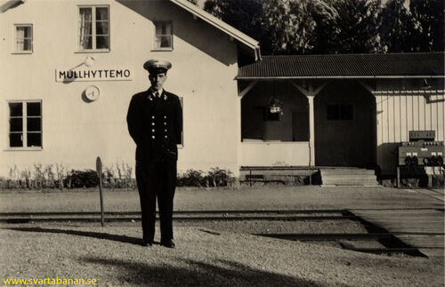 Stationskarl Helge Eklund framför stationshuset i Mullhyttemo någon gång mellan 1947 och 1953. - klicka för att förstora