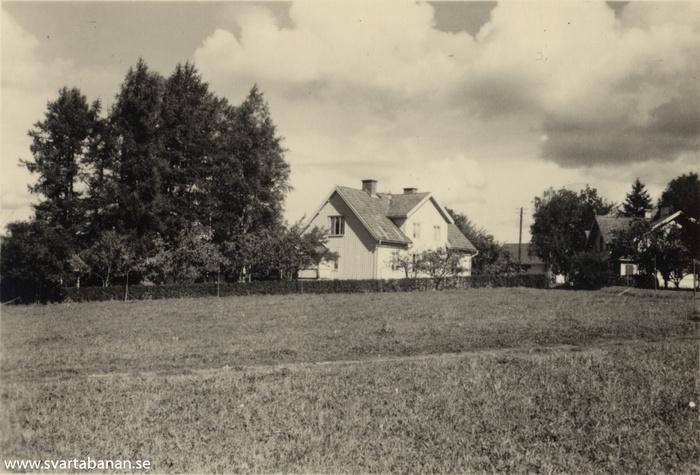 Järnvägens bostadshus vid Mullhyttemo någon gång mellan 1947 och 1957. - klicka för att stänga rutan