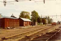Redskapsbod, manskapsbod och dressinbod (hus 12-15) i Fjugesta i augusti 1969. Örebro bandistrikt