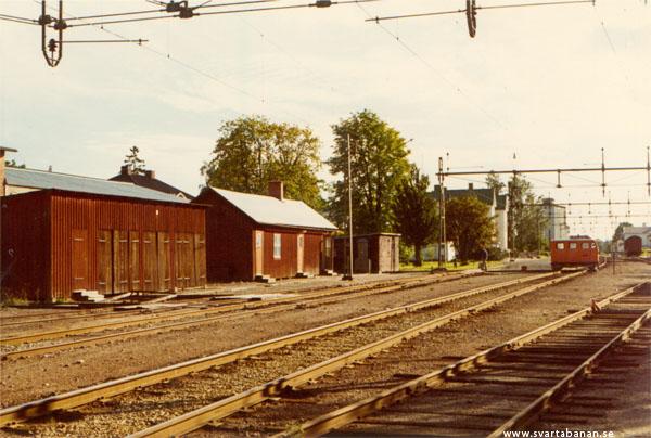 Redskapsbod, manskapsbod och dressinbod (hus 12-15) i Fjugesta i augusti 1969. - klicka för att stänga rutan
