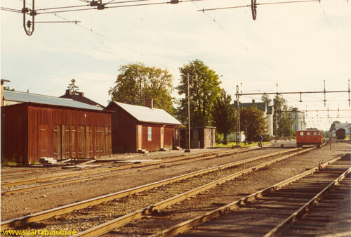 Redskapsbod, manskapsbod och dressinbod (hus 12-15) i Fjugesta i augusti 1969. - klicka för att förstora