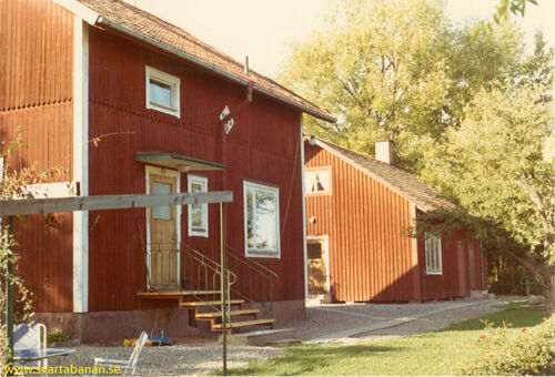 Fjugesta banmästarbostad och uthus i augusti 1969. - klicka för att förstora Fjugesta banmästarbostad och uthus i augusti 1969. - klicka för att förstora